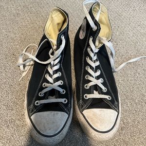 Men converse